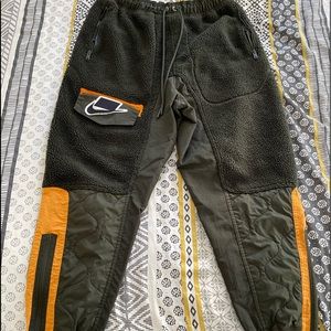 Nike Woven/Sherpa Joggers Army Green